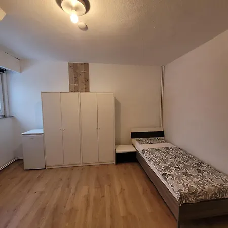 Doppelzimmer Guenstig Und Voll Ausgestattet 民宿